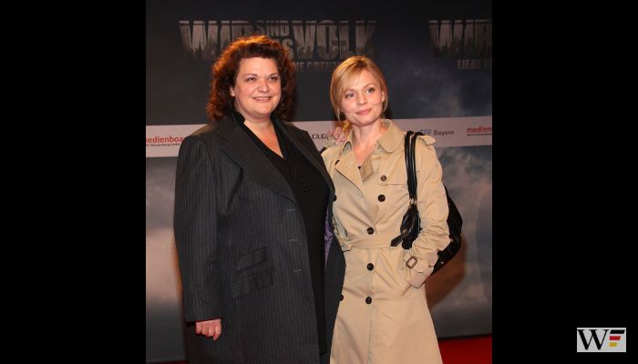  Actress Sabine Orleans (L) and actress Susanna Simon